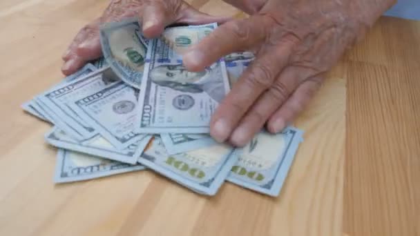 Armen Van Grootmoeder Harkt Een Verspreid Honderd Dollar Bankbiljetten Bundel — Stockvideo