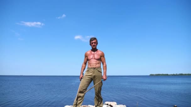 Treinador Masculino Mais Velho Olhando Para Câmera Contra Mar Azul — Vídeo de Stock
