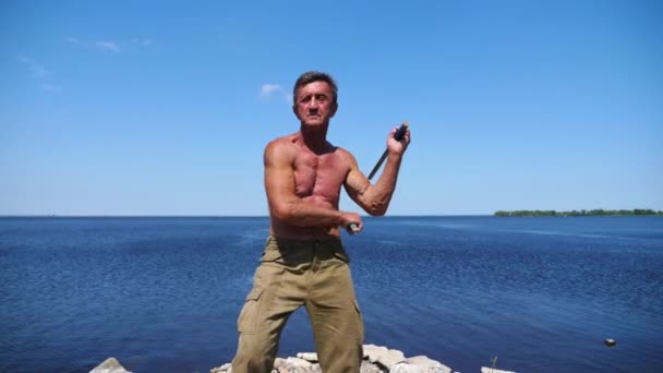 Olahragawan Yang Lebih Tua Menunjukkan Sayap Kung Terhadap Laut Biru — Stok Video
