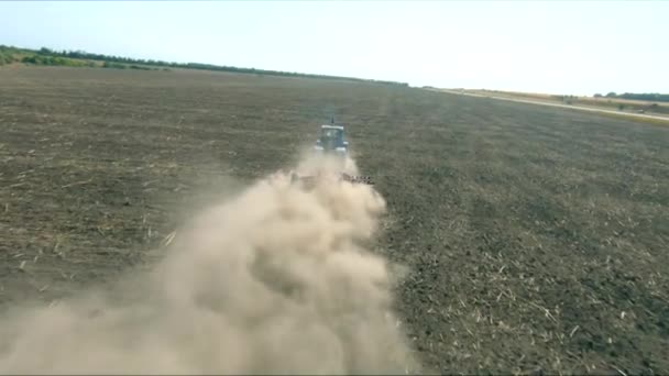 拖拉机的空中射击与犁耕系统犁地在耕地上 采收后处理田地 留下一柱灰迹 通过农田的农业机械 — 图库视频影像
