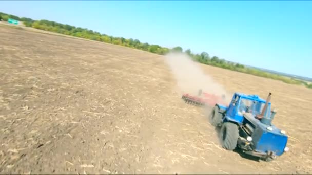 Воздушный Кадр Трактора Бороной Системы Пахать Землю Обрабатываемых Сельскохозяйственных Земель — стоковое видео