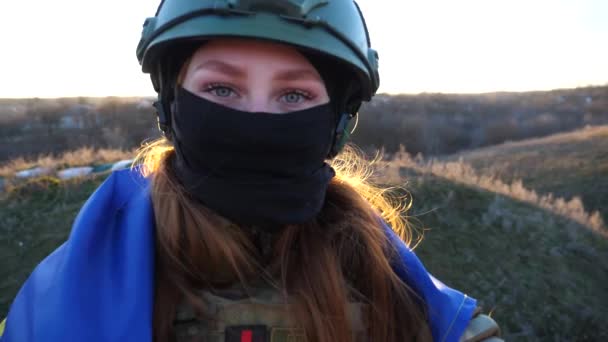 Portret Kobiety Ukraińskiego Żołnierza Armii Stoi Flagą Ukrainy Patrzy Kamerę — Wideo stockowe