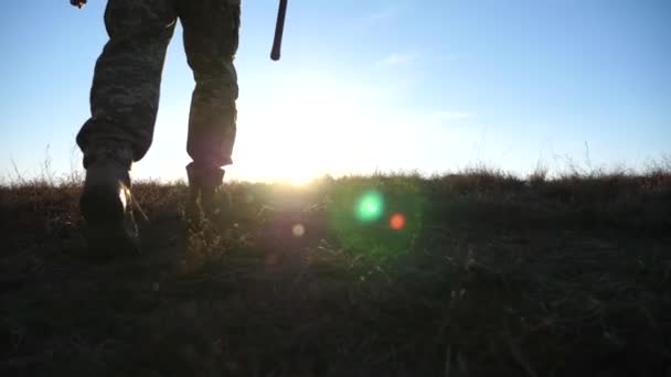 Soldaten Der Ukrainischen Armee Laufen Mit Ukrainischer Flagge Und Halten — Stockvideo