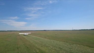 Kalkıştan önce kırsal alan boyunca küçük bir uçak sürüyordu. Hafif uçak havaalanından önceki uçuş için piste doğru gidiyor. Hafif uçak uçmaya hazırlanıyor. Havacılık kavramı.