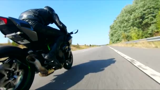 Flygfoto Människan Rider Snabbt Modern Sport Motorcykel Motorvägen Sommardagen Motorcyklisten — Stockvideo