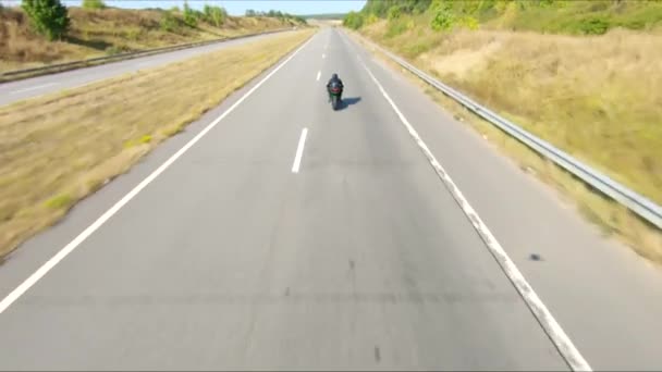 Yaz Günü Otoyolda Hızlı Giden Bir Adamın Havadan Çekilmiş Fotoğrafı — Stok video