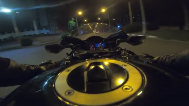 Pohled Motocyklové Jezdce Jezdí Večerních Městských Silnicích Vysoké Rychlosti Pohled — Stock video