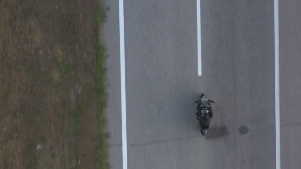 Widok Góry Rowerzysty Jazda Nowoczesnym Motocyklu Sportowym Autostradzie Motocyklista Ściga — Wideo stockowe
