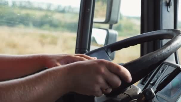 Mãos Masculinas Caminhoneiro Detém Grande Volante Enquanto Opera Caminhão Através — Vídeo de Stock