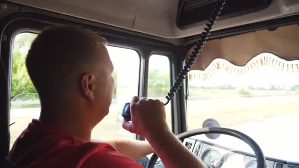 Trucker Spreekt Radio Communicatie Tijdens Het Rijden Auto Zonnige Dag — Stockvideo