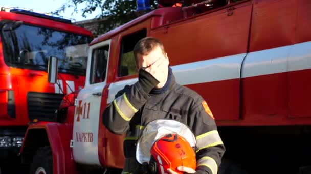 Fiatal Tűzoltó Aki Letörli Izzadságot Arcáról Miután Keményen Dolgozott Tűzoltóautó — Stock videók