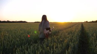 Uzun saçlı, elektro gitarı elinde tutan ve buğday tarlasında yürüyen genç bir hippi. Müzik enstrümanlı hippi adam yeşil arpa çayırlarında dolaşıyor ve gün batımında doğanın tadını çıkarıyor..