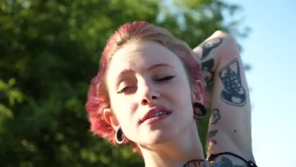 Zbliżenie Głowy Młodej Hipisowskiej Kobiety Różowymi Włosami Cieszącej Się Podróżą — Wideo stockowe