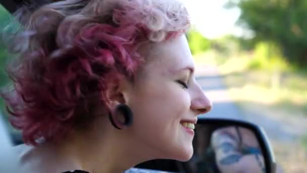 창문에서 기울어 카메라를 소녀의 머리에 닫습니다 여름날 자동차 여행을 즐기는 — 비디오