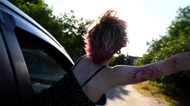 Молодая Панк Девушка Татуировками Высунутая Окна Машины Протягивая Руку Проезжая — стоковое видео