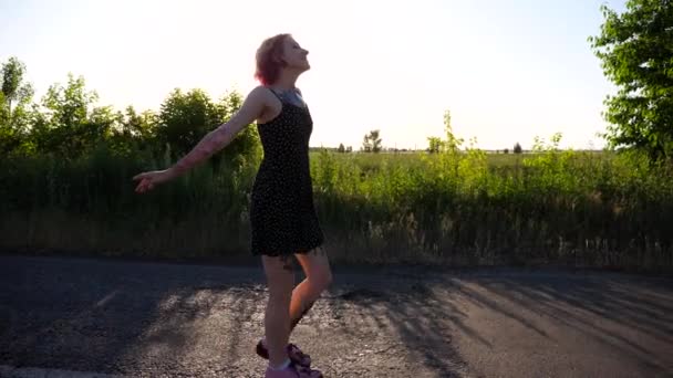 Mujer Hippie Joven Vestido Negro Caminando Por Camino Vacío Campo — Vídeo de stock