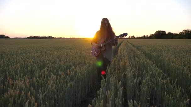 Хіпі Чоловік Довгим Волоссям Грає Електричній Гітарі Проходячи Через Зелений — стокове відео