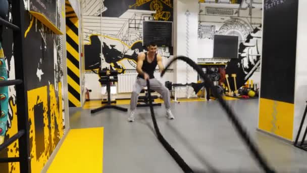 Молодий Язистий Спортсмен Тренується Бойовими Мотузками Сучасному Тренажерному Залі Сильний — стокове відео