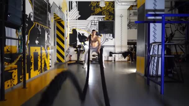 Сильний Спортивний Чоловік Тренується Бойовими Мотузками Спортивному Клубі Молодий Язистий — стокове відео