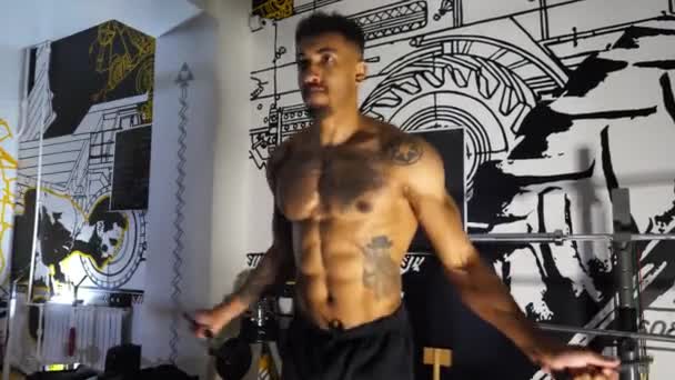 Muskuløs Afroamerikansk Idrettsmann Som Hopper Med Hoppetau Sportsklubben Sterk Afrikansk – stockvideo