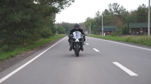 Motorcyklisten Tävlar Sin Motorcykel Landsvägen Man Hjälm Rider Modern Sport — Stockvideo