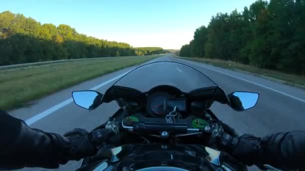 高速道路でバイクを運転するバイクの視点 オートバイライダーの視点は 国道で急速に走っています 夏の旅でバイクをレースする男 ロードトリップコンセプト パブリック — ストック動画