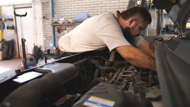 Reparaturarbeiter Reparieren Den Motor Eines Autos Der Werkstatt Oder Service — Stockvideo