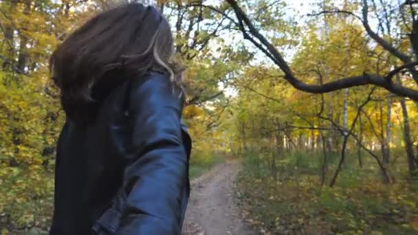 Следуйте Мной Снимок Счастливой Девушки Тянет Своего Парня Осенний Лес — стоковое видео