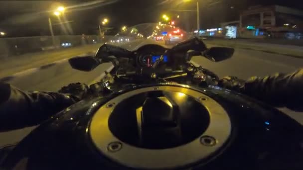 Akşamları Şehir Yolunda Yüksek Hızda Motosiklet Sürenlerin Bakış Açısı Motosikletlinin — Stok video