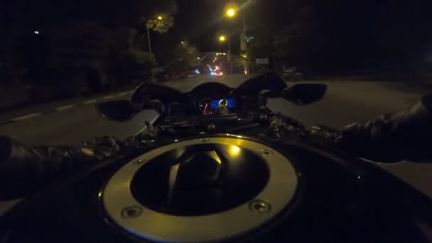 高速夜の町の道路でバイクに乗るのビューのポイント 夜の空の都市の通りでオートバイ運転の視点 旅行中の男のレースバイク 自由の概念 Pov — ストック動画