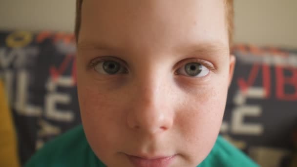 Portret Van Kleine Wanhopige Roodharige Jongen Met Sproeten Die Binnen — Stockvideo