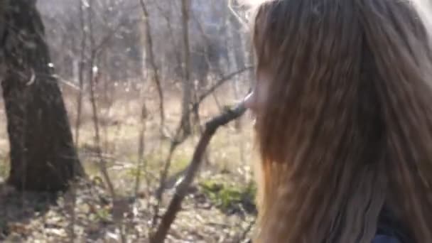 Маленькая Расстроенная Девочка Длинными Светлыми Волосами Гуляющая Пешеходной Дорожке Лесном — стоковое видео