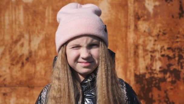 Güzel Küçük Bir Çocuk Uzun Sarı Saçlı Gözlerini Kısarak Dışarıdaki — Stok video