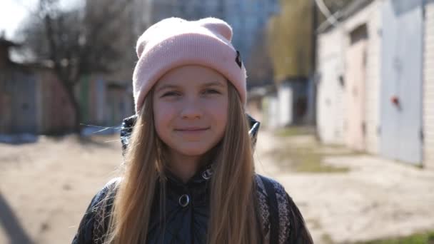 Fetiță Zâmbitoare Păr Lung Blondă Uitându Cameră Aer Liber Închideți — Videoclip de stoc