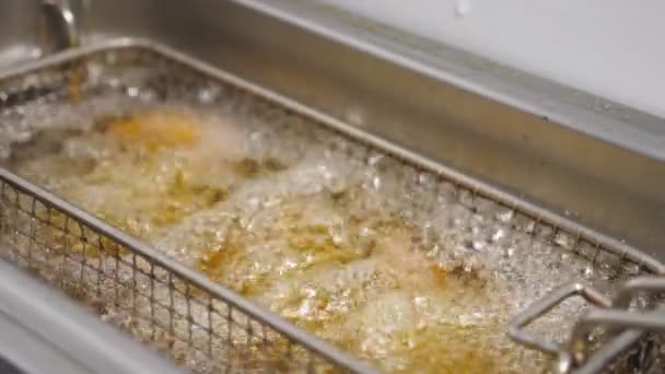 Τραγανές Τηγανιτές Πατάτες Μαγειρεύονται Φριτέζα Στην Κουζίνα Νόστιμες Φέτες Πατάτας — Αρχείο Βίντεο