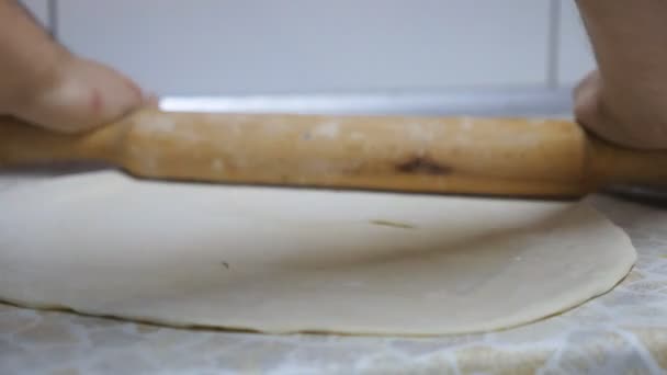 Mãos Jovens Chef Estendem Massa Farinha Pizza Uma Superfície Madeira — Vídeo de Stock