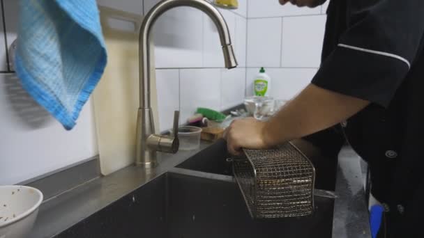 Mutfak Lavabosundaki Metal Fırçayla Izgarayı Temizlerken Erkek Elini Kapat Mutfak — Stok video