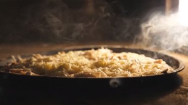 Lezzetli dört peynirli pizza mutfak restoranında elektrikli fırında pişiyor. Mozzarella, çedar, parmesan peyniri ve fırında eriyen feta. Yemek hazırlama süreci. Kapat..