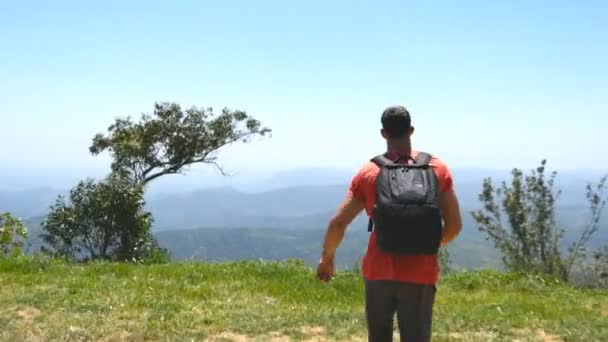 Jovem Com Mochila Chegando Topo Montanha Mãos Levantadas Turista Masculino — Vídeo de Stock