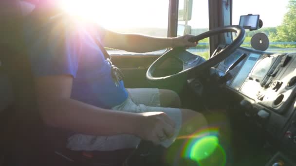 Nierozpoznawalny Kierowca Ciężarówki Jadący Przez Wieś Zachodzie Słońca Człowiek Kontrolujący — Wideo stockowe