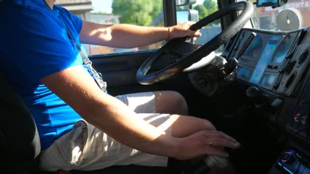Vue Latérale Conducteur Méconnaissable Assis Volant Son Camion Roulant Sur — Video
