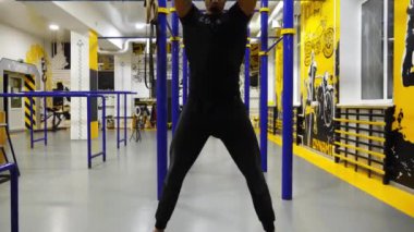 Modern spor salonunda ağır plaka ile çalışan kaslı Afro-Amerikan sporcusu. Güçlü bir Afrikalı sporcu spor kulübünde sıkı ve yoğun idman yapıyor. Sağlıklı ve aktif yaşam tarzı kavramı. Yavaş çekim.