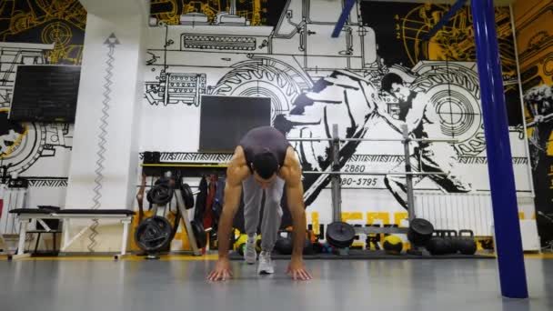 Joven Atleta Haciendo Flexiones Puesto Mano Gimnasio Moderno Gimnasta Muscular — Vídeos de Stock