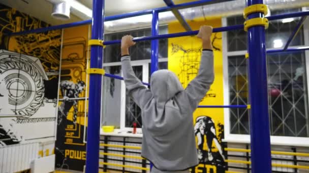 Ισχυρός Αθλητής Κάνει Pull Ups Οριζόντια Γραμμή Στο Σύγχρονο Γυμναστήριο — Αρχείο Βίντεο