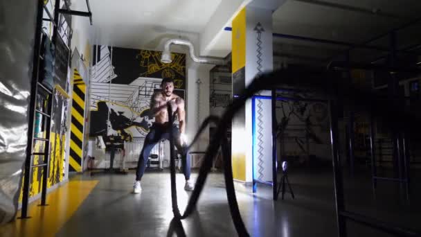 Allenamento Sportivi Afro Americani Muscolari Con Corde Battaglia Centro Fitness — Video Stock