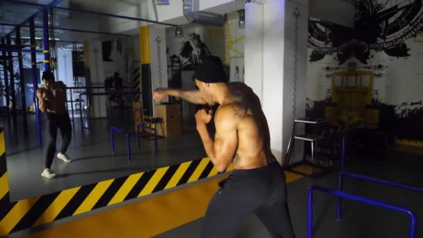 Ung Afro Amerikansk Idrottsman Praktiserar Skuggboxning Modernt Gym Muskulös Afrikansk — Stockvideo