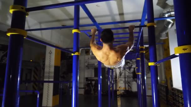 Jovem Atleta Muscular Mostrando Algumas Acrobacias Ginástica Barra Horizontal Clube — Vídeo de Stock