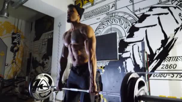 Атлетичний Чорний Чоловік Робить Мертвий Підйом Важким Штангою Сучасному Тренажерному — стокове відео