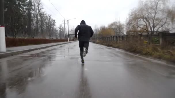 Junger Sportler Joggt Bei Bewölktem Himmel Entlang Der Strecke Sportlicher — Stockvideo