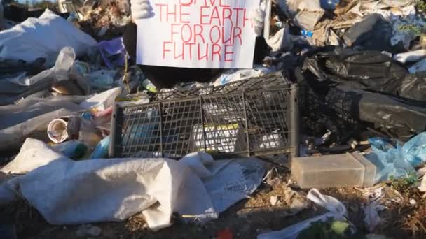 Kleine Vrouwelijke Eco Vrijwilliger Houdt Handen Bordje Van Milieubeweging Voor — Stockvideo
